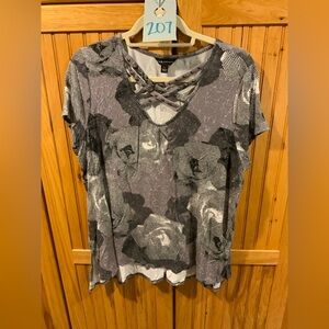 Rock & Republic Black and Gray Floral Short Sleeve Top